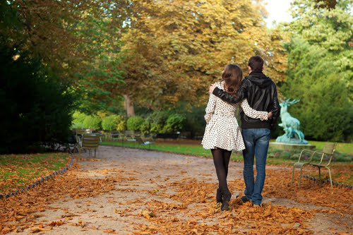 Pareja paseando en otoño